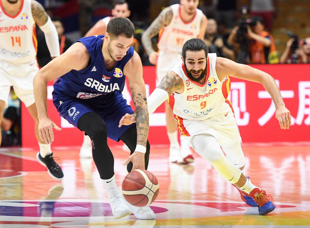 Spānijas basketbolisti uzvar Serbiju