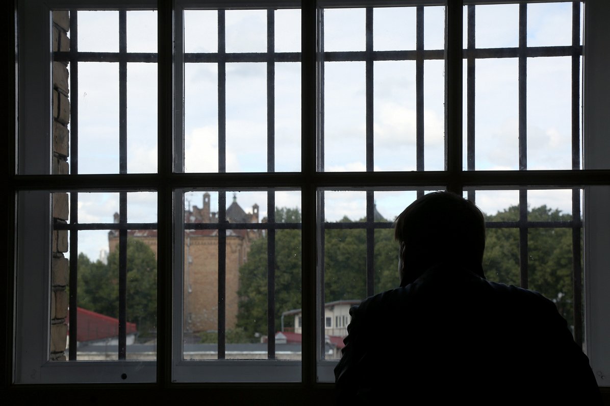 Cilvēks aiz cietuma restēm. Ilustratīvs attēls.