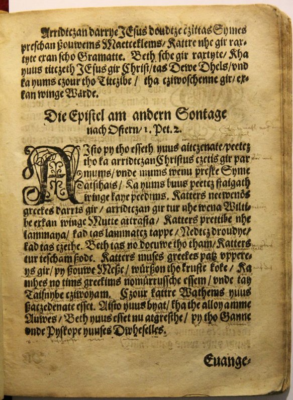 Lappuse no 1615. gadā Rīgā publicētajiem evaņģēlijiem un epistulām latviešu valodā. Ar roku virs rin...