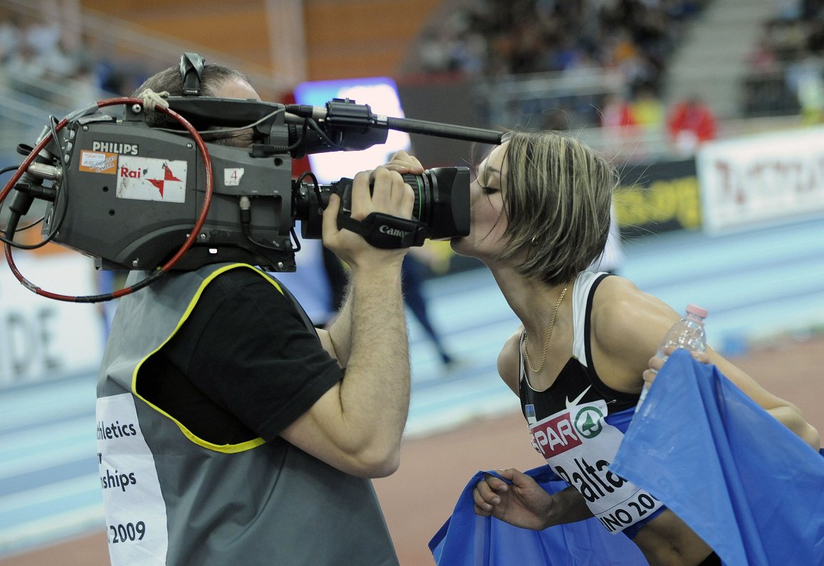 Igaunijas tāllēcēja Ksenija Balta noskūpsta televīzijas kameru