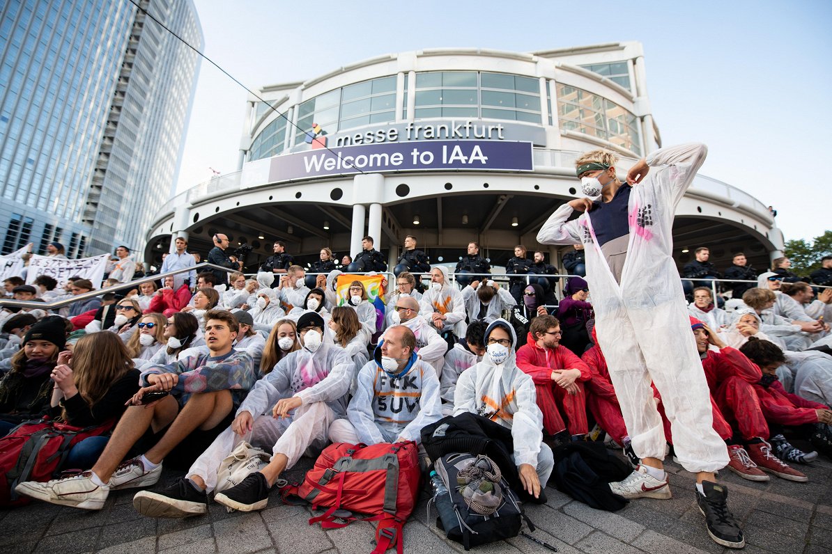 Vides aktīvisti protestē Frankfurtē pie autoizstādes 2019. gada septembrī