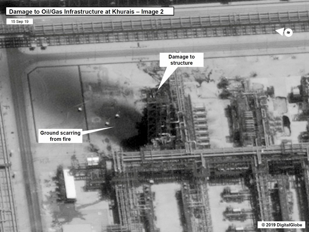 ASV satelītattēls, kas parāda uzbrukumā cietušo naftas rūpnīcu 2019. gada septembrī