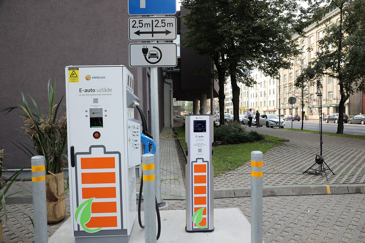 Пункт зарядки электромобилей в Риге. Иллюстративное фото