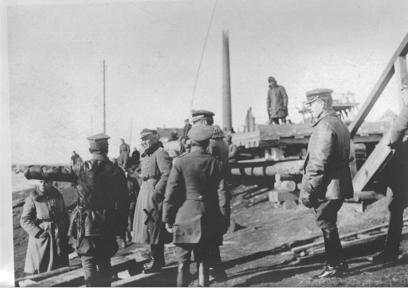 Edward Rydz-Śmigły overseeing the reconstruction of a wooden bridge, 1920