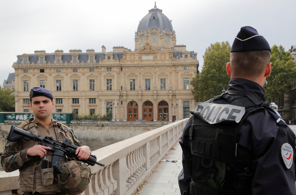 Parīzē slēgta pilsētas daļa, kurā uzbrucējs nogalinājis četru policistus (2019. gada 3.oktobris)