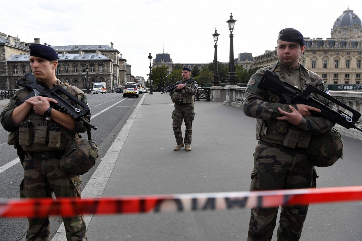 Parīzē slēgta pilsētas daļa, kurā uzbrucējs nogalinājis četru policistus (2019. gada 3.oktobris)