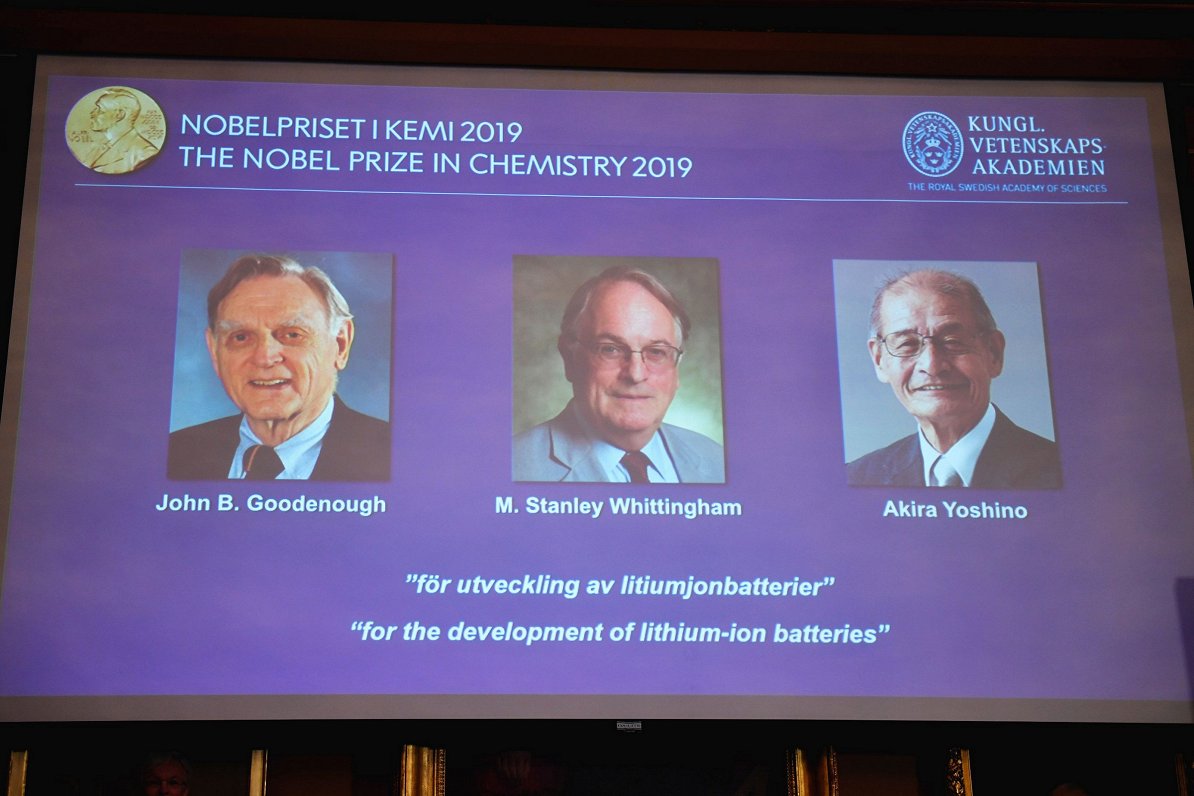 Nobela prēmijas ķīmijā 2019.gadā ieguvēji: Džons Gudinafs no ASV, Stenlijs Vaitingems no Lielbritāni...