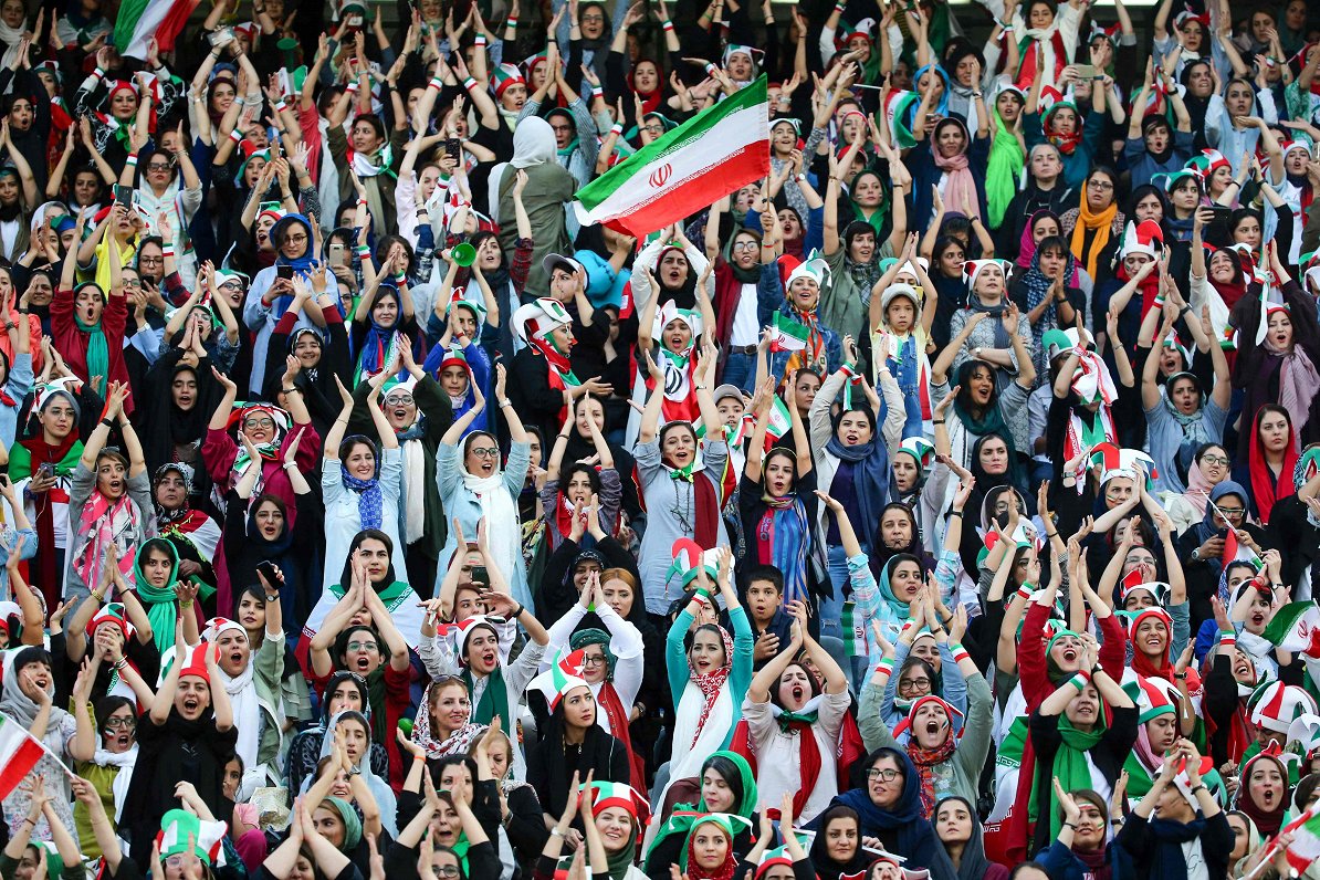 Irānas futbola fanes valstsvienības spēlē Teherānā