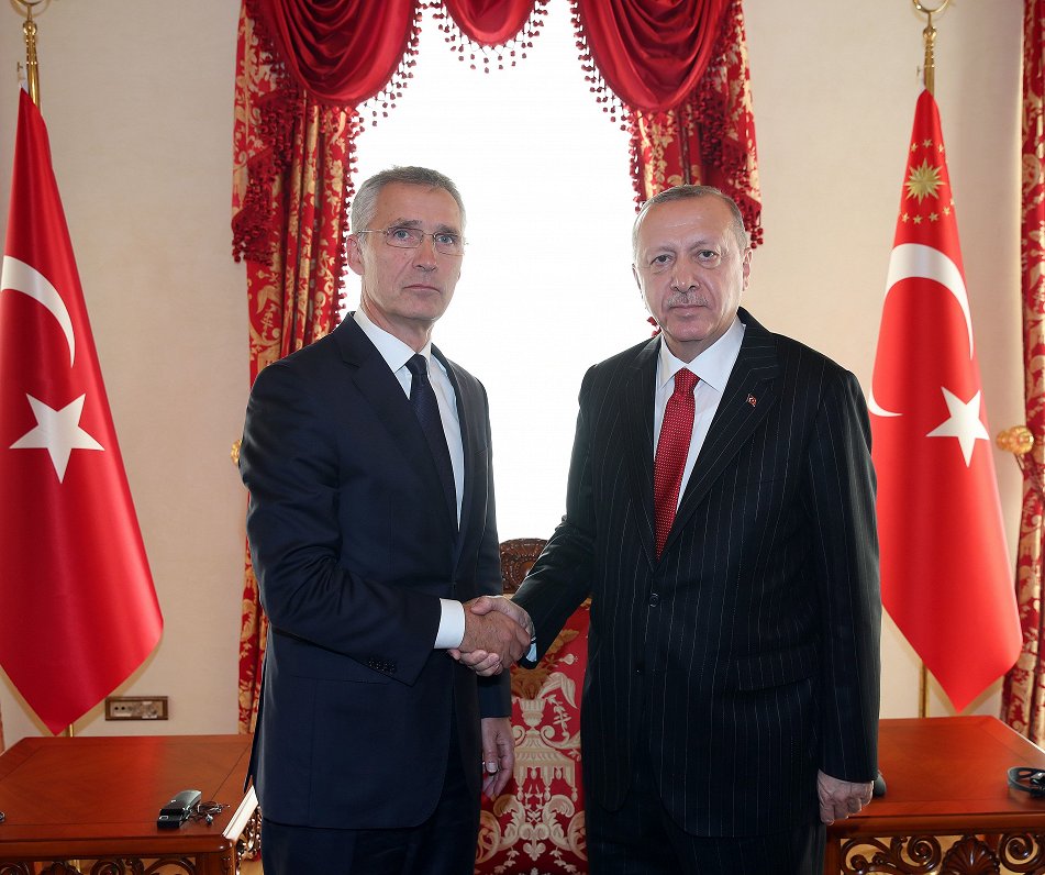 Turcijas prezidents Redžeps Erdogans (no labās) un NATO ģenerālsekretārs Jenss Stoltenbergs