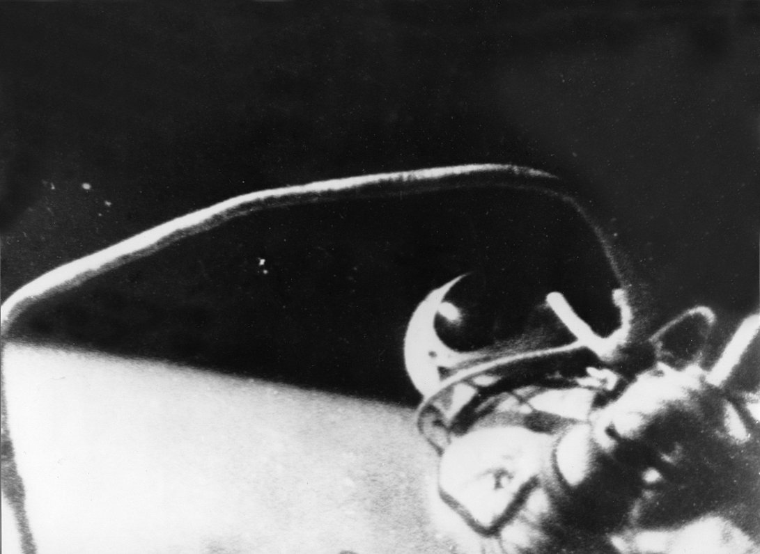 Aleksejs Ļeonovs atklātā kosmosā 1965.gada martā