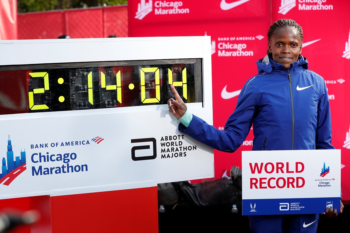 Brigida Kosgei pie tablo ar pasaules rekorda rezultātu