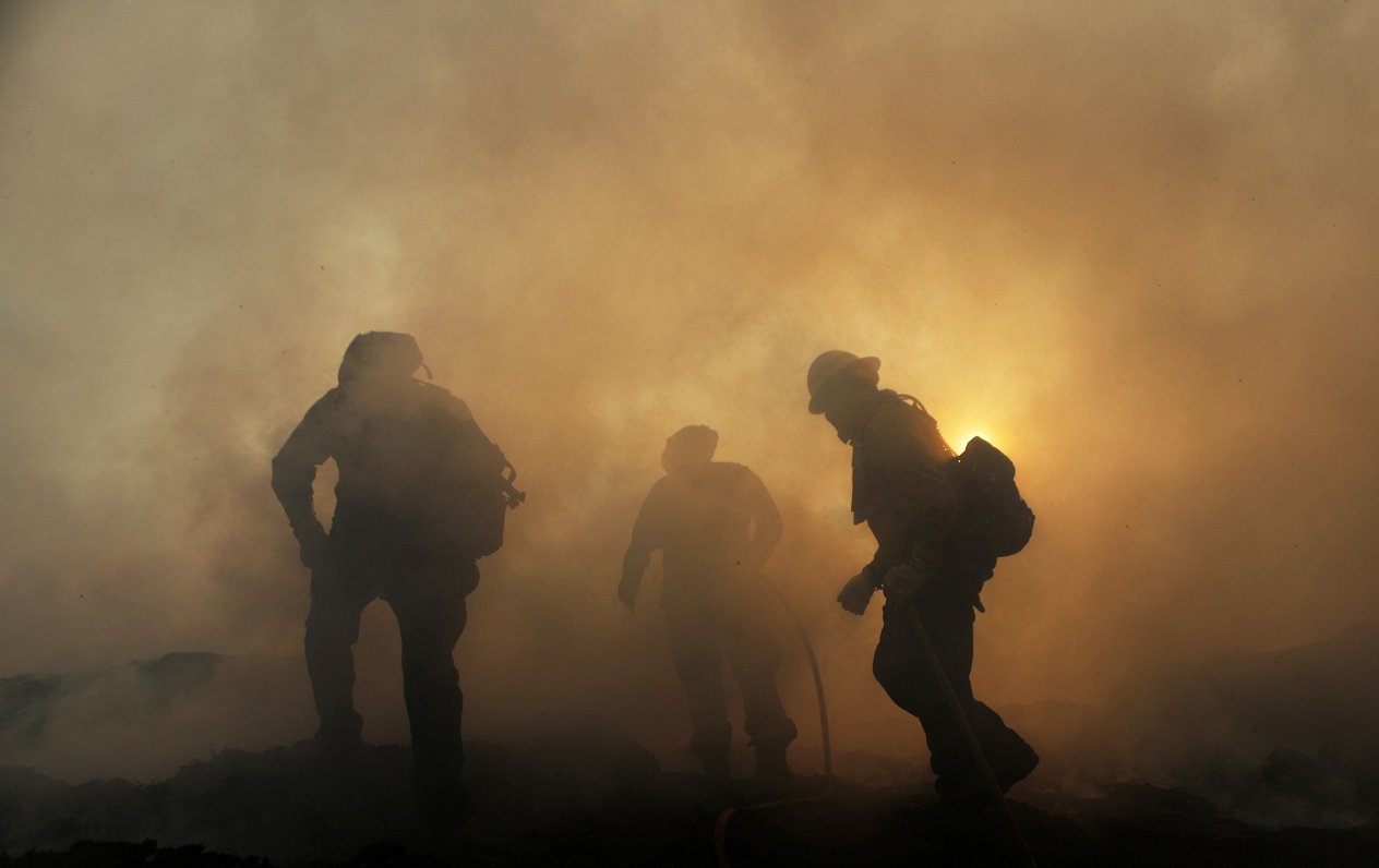Ugunsdzēsēji cīnās ar liesmām Kalifornijā 2019. gada 12.oktobrī