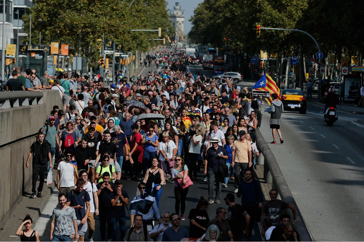 Cilvēki iziet Barselonas ielās, lai protestētu pret tiesas lēmumu. 14.10.2019