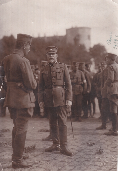 Полковник Янис Балодис и генерал Давид Симансонс принимают парад. Рига, июль 1919 года