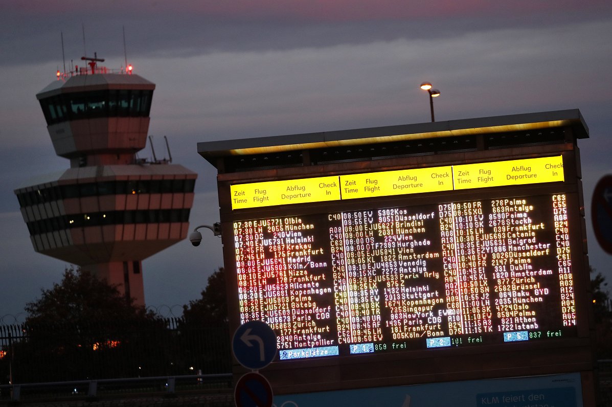 Informācijas tablo pie Tēgela lidostas Berlīnē
