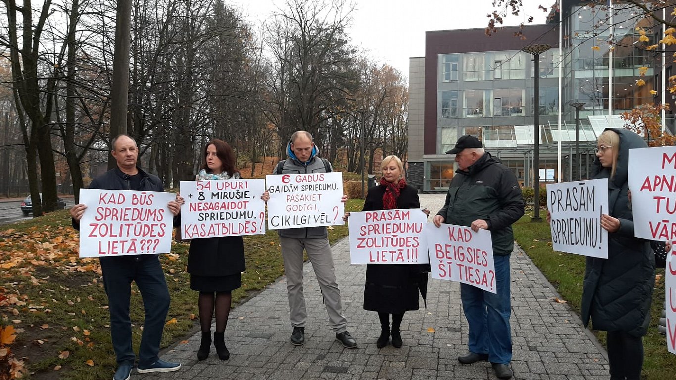Protestē pret Zolitūdes traģēdija tiesas novilcināšanu 2019.gada 21.oktobrī
