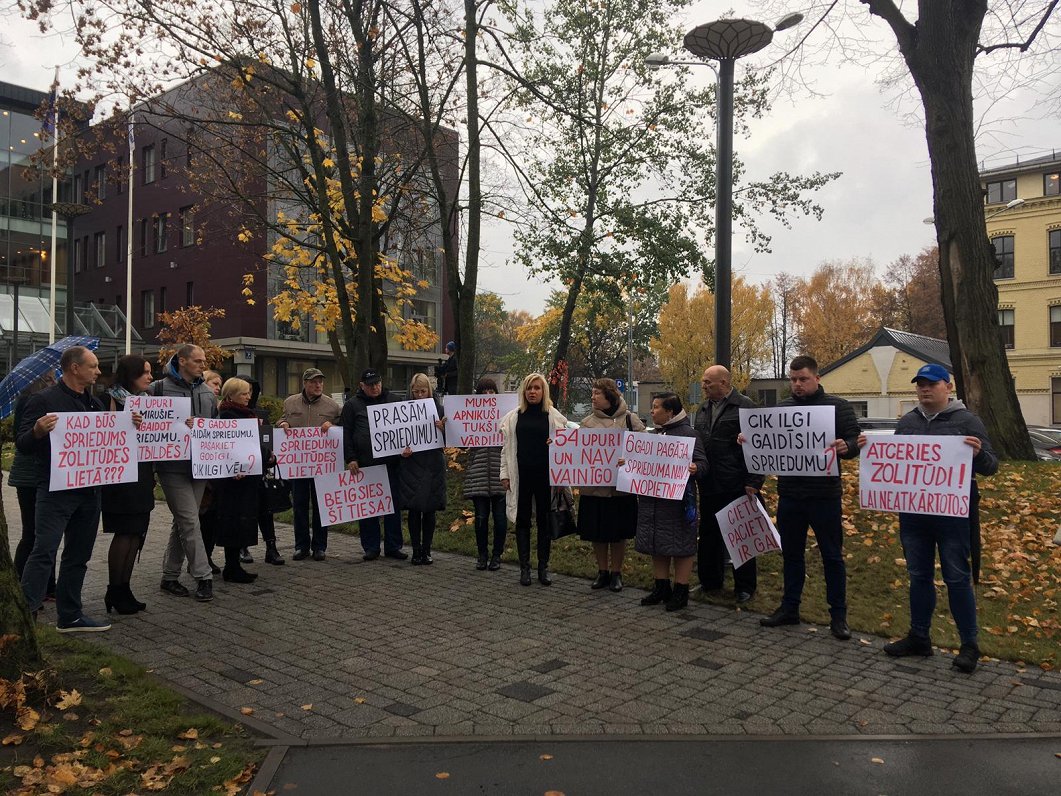 Protestē pret Zolitūdes traģēdija tiesas novilcināšanu 2019.gada 21.oktobrī