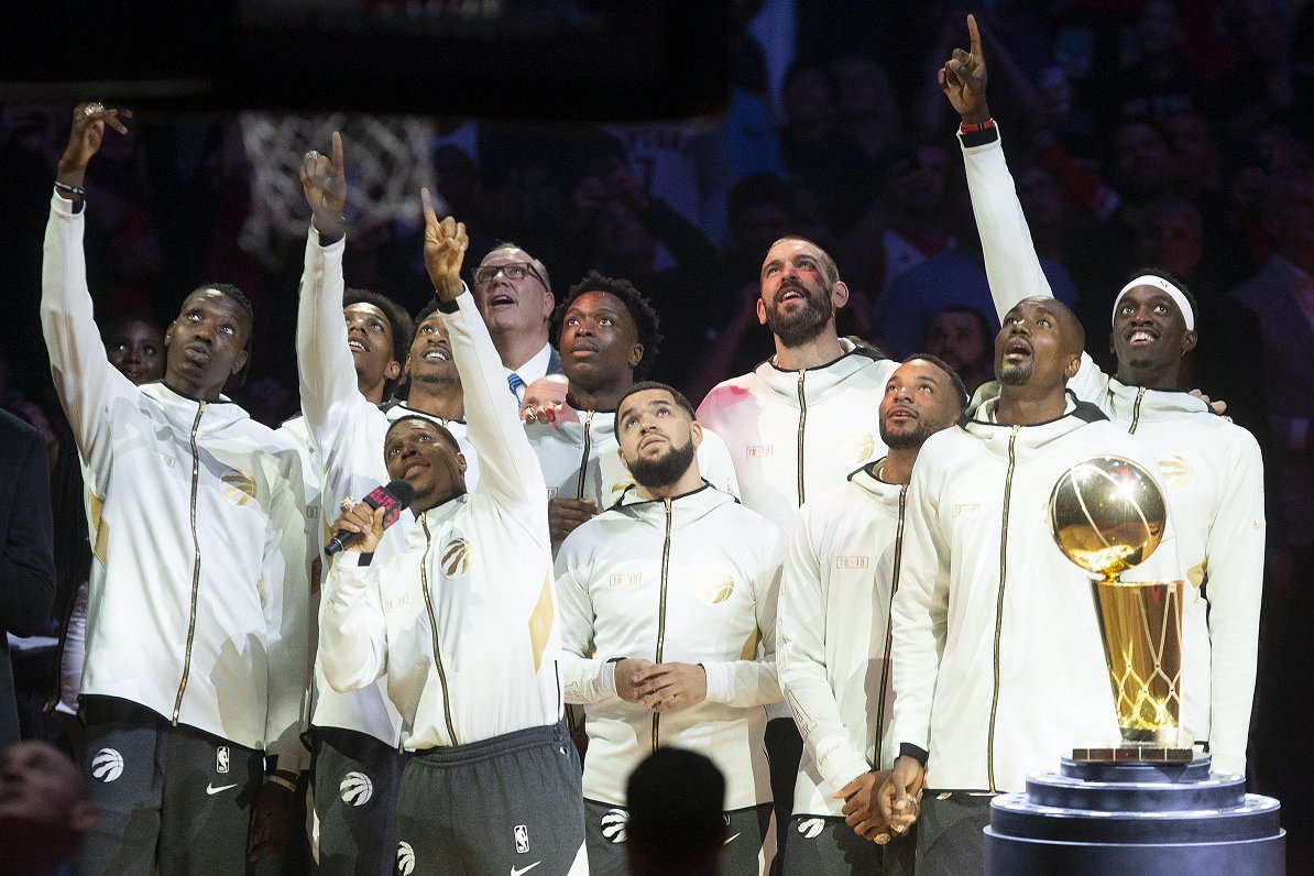 Toronto &quot;Raptors&quot; basketbolisti NBA čempionu ceremonijā pirms spēles