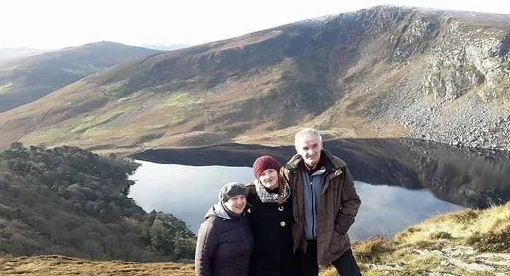 Liene Eškina ar mammu un tēti Viklovas kalnos Īrijā, 2017. g.
