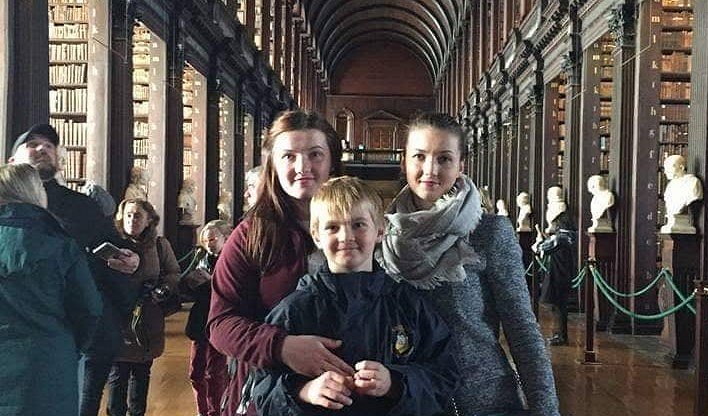 Liene Eškina ar jaunāko dēlu Nameju un māsu Ditu Triniti koledžas bibliotēkā Īrijā, 2016. g.
