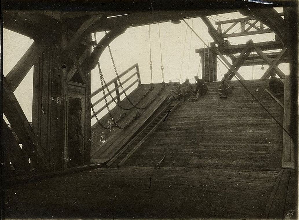 Солдаты Латвийской армии на поднятом Любекском деревянном мосту