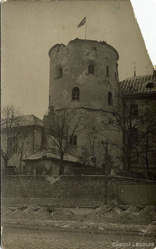 Apšaudē cietušais Rīgas pils Svētā gara tornis. 1919. gada novembris