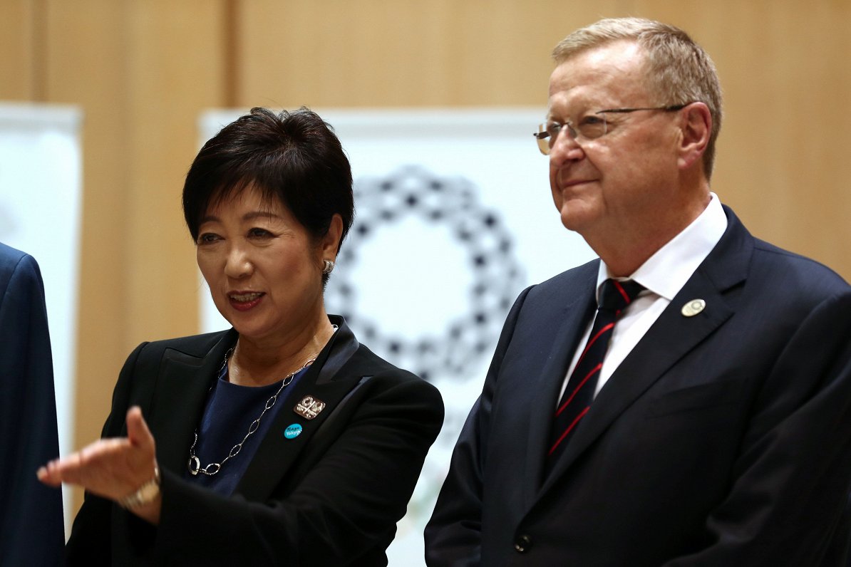Tokijas pašvaldības vadītāja Juriko Koike (pa kreisi) un SOK koordinācijas komitejas vadītājs Džons...