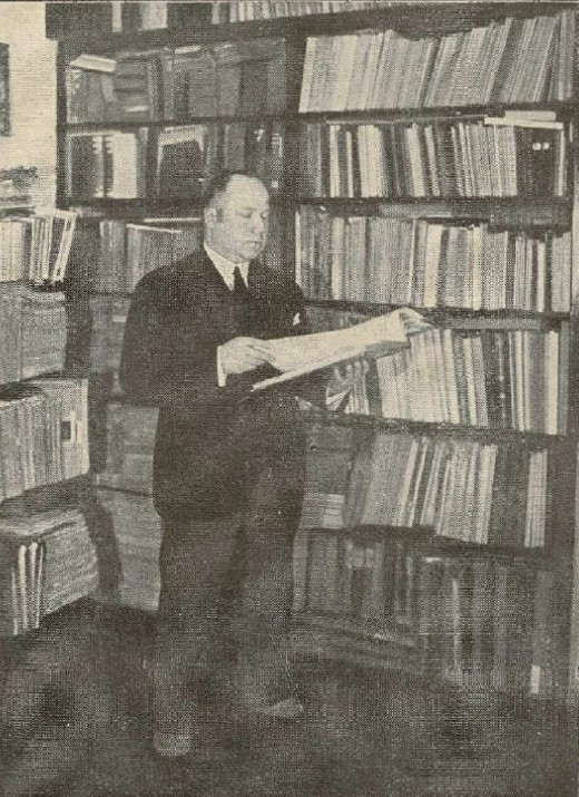 Gleznotājs, mākslas vēsturnieks, grāmatu krājējs Alberts Prande savā bibliotēkā. Jāuzsver – no 1936....