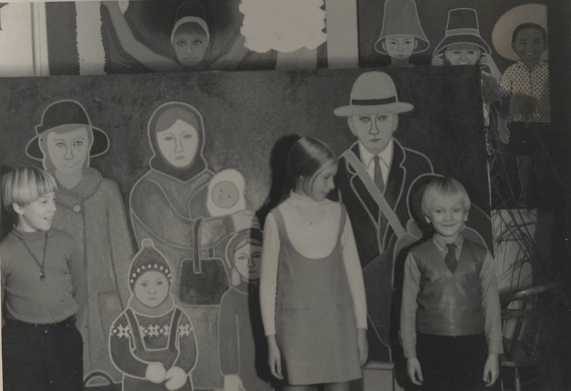 Dainas Dagnijas darbnicā, fonā viņas glezna &quot;Imigranti&quot;, 1967