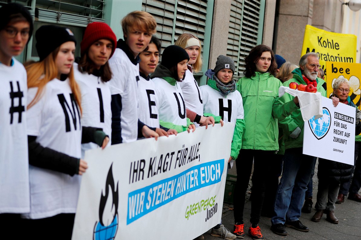 “Greenpeace” aktīvisti pie tiesas, kur izskata lauksaimnieku prasību pret Vācijas valdību. 31.10.201...
