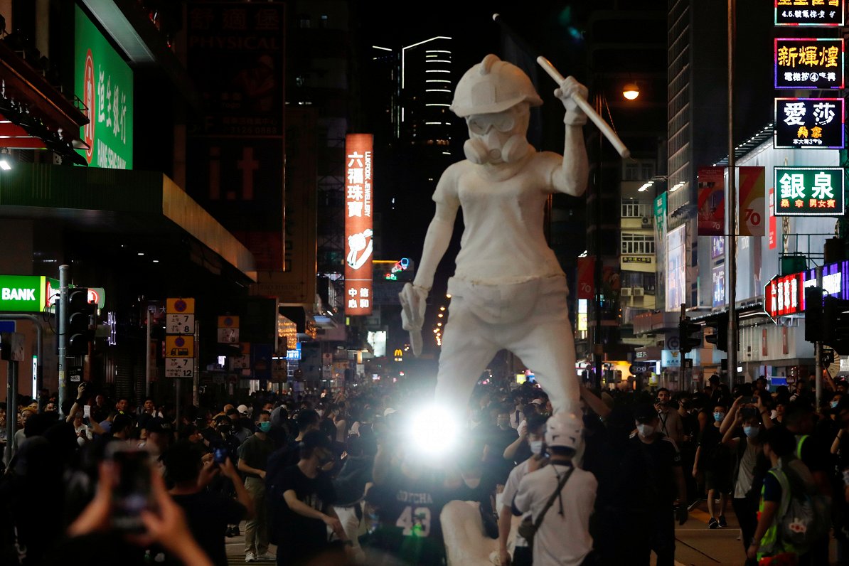 Protestētāji Honkongā ar &quot;Lady Liberty&quot; statuju (2019.gada 13.oktobris)