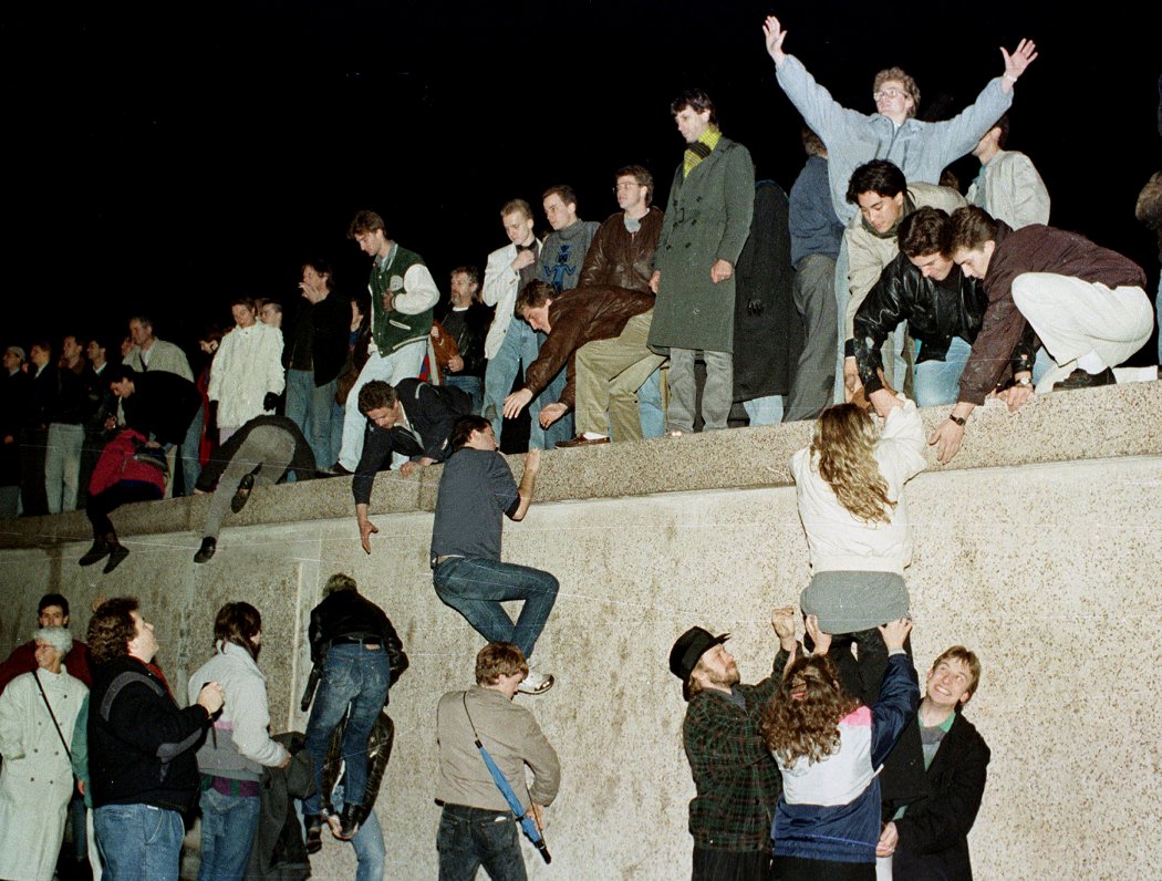 Cilvēki uz Berlīnes mūra 1989.gada 9.novembrī