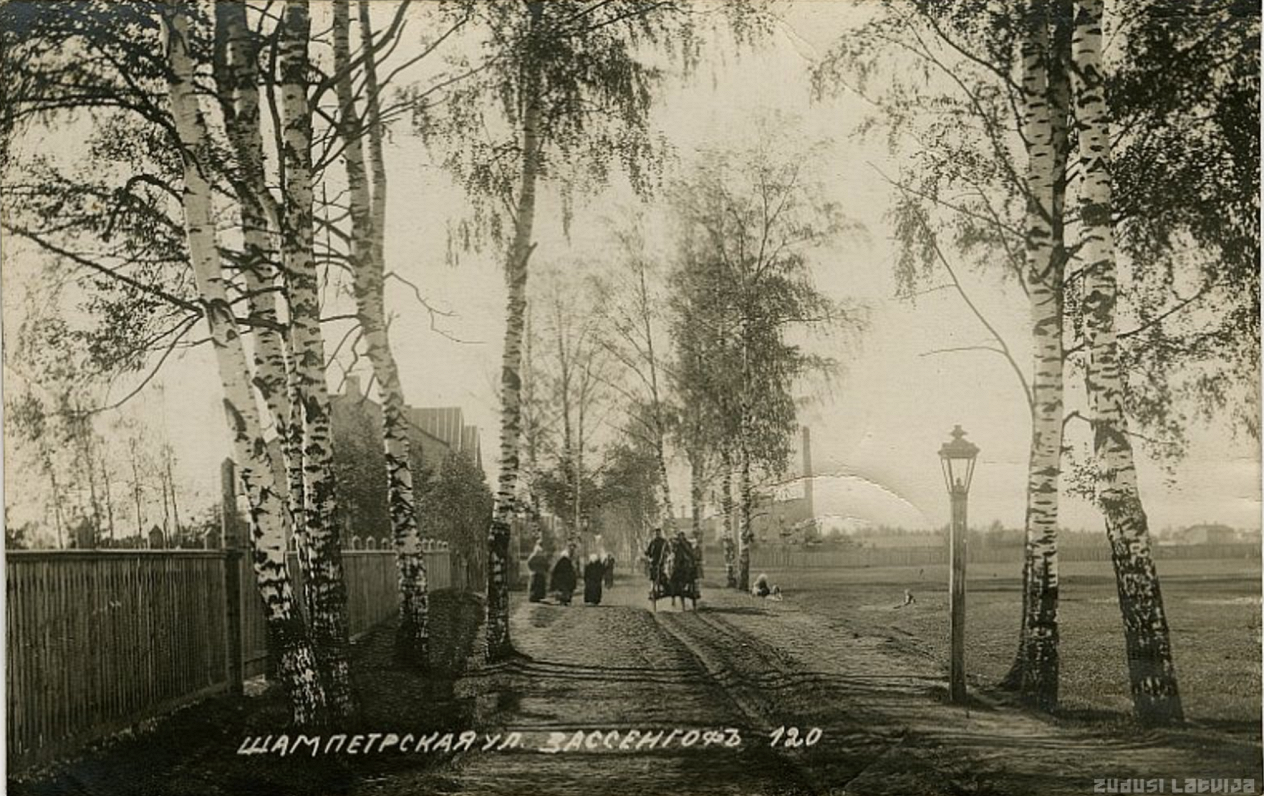 Šampētera iela. Ceļa labajā pusē redzamas pļavas, kurās 1919. gada 10. novembrī notika niknas kaujas...