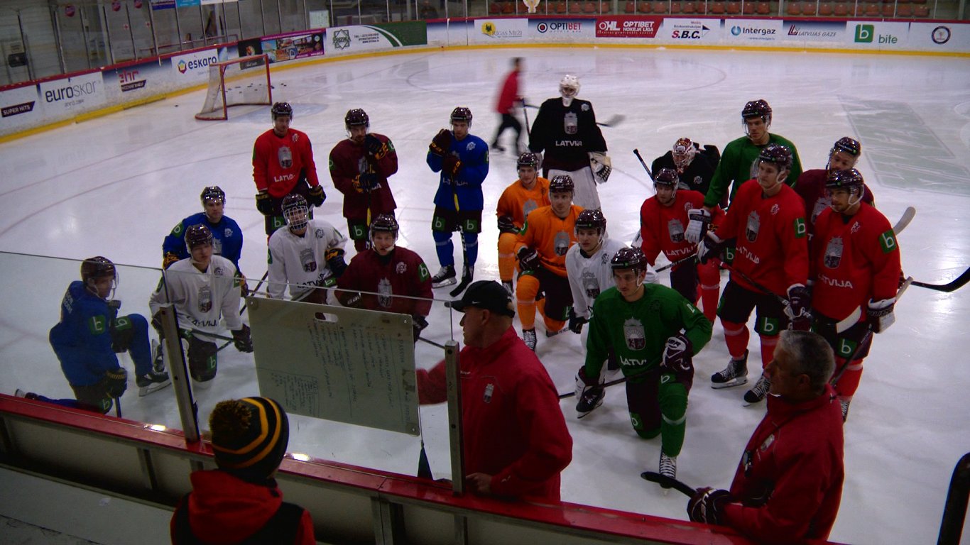 Latvijas hokeja izlases kandidāti treniņā
