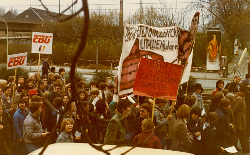 Protesti par Jura Būmeistera arbrīvošanu pie PSRS vēstiecībām Eiropas galvaspilsētās, 1980. gadu sāk...