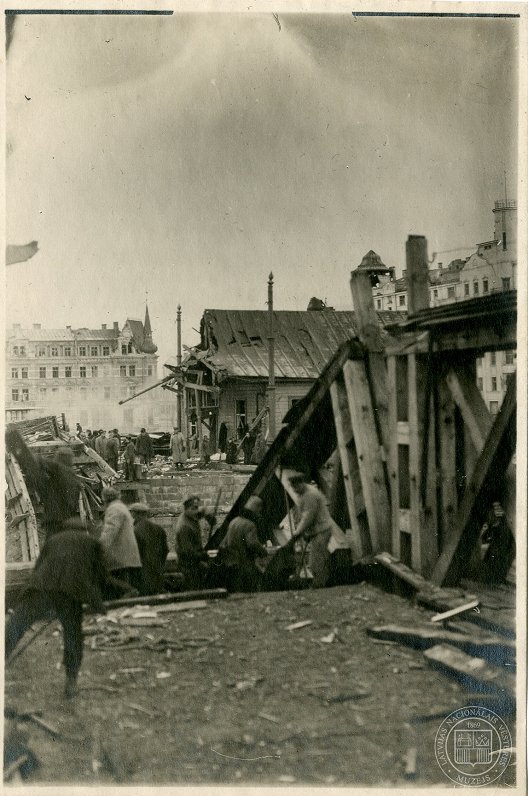 Skats no saspridzinātās Lībekas tilta uzbrauktuves uz Pārdaugavu. 1919. gada 11. novembris.
