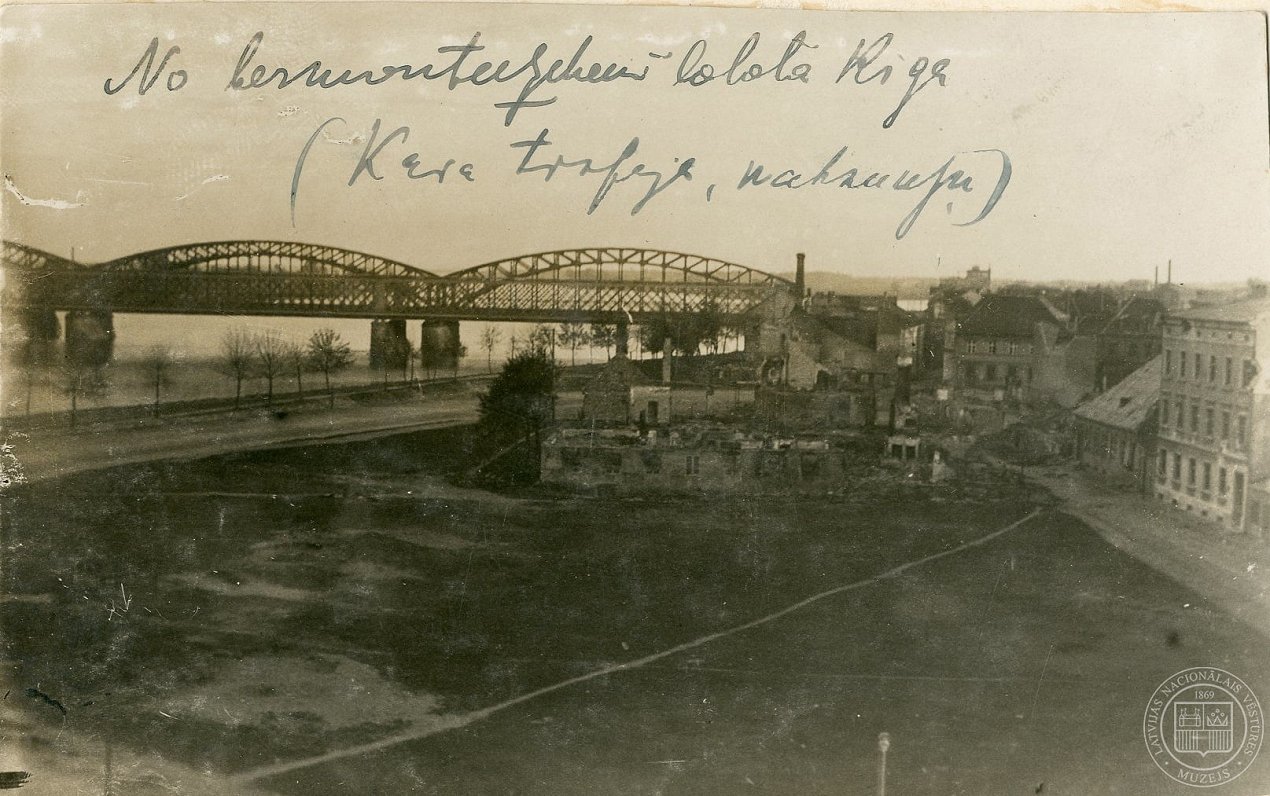 Artilērijas izpostītās ēkas Akmeņu ielas apkārtnē pie Dzelzs tilta Pārdaugavas pusē. 1919. gada okto...