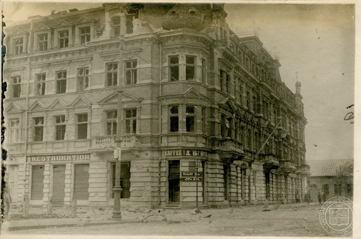 Izpostītā ēka Kuģu ielā 16 Klīversalas apkaimē Pārdaugavā. 1919. gada 11. novembris.
