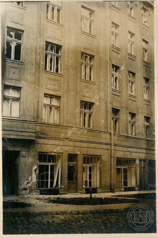 Bermonta armijas raidītās granātas postījumi Antonijas ielā 13. 1919. gada 9. novembris.