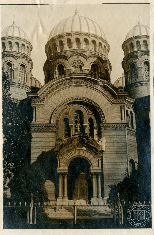 Izpostītā Pareizticīgo katedrāles sānu ieeja. 1919. gada 7. novembris.