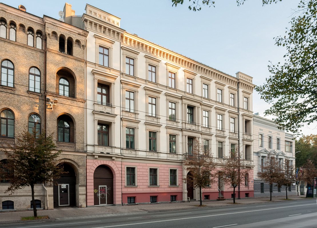 Ēka Valdemāra ielā iepretim Latvijas Nacionālajam mākslas muzejam. 2019. gada oktobris.