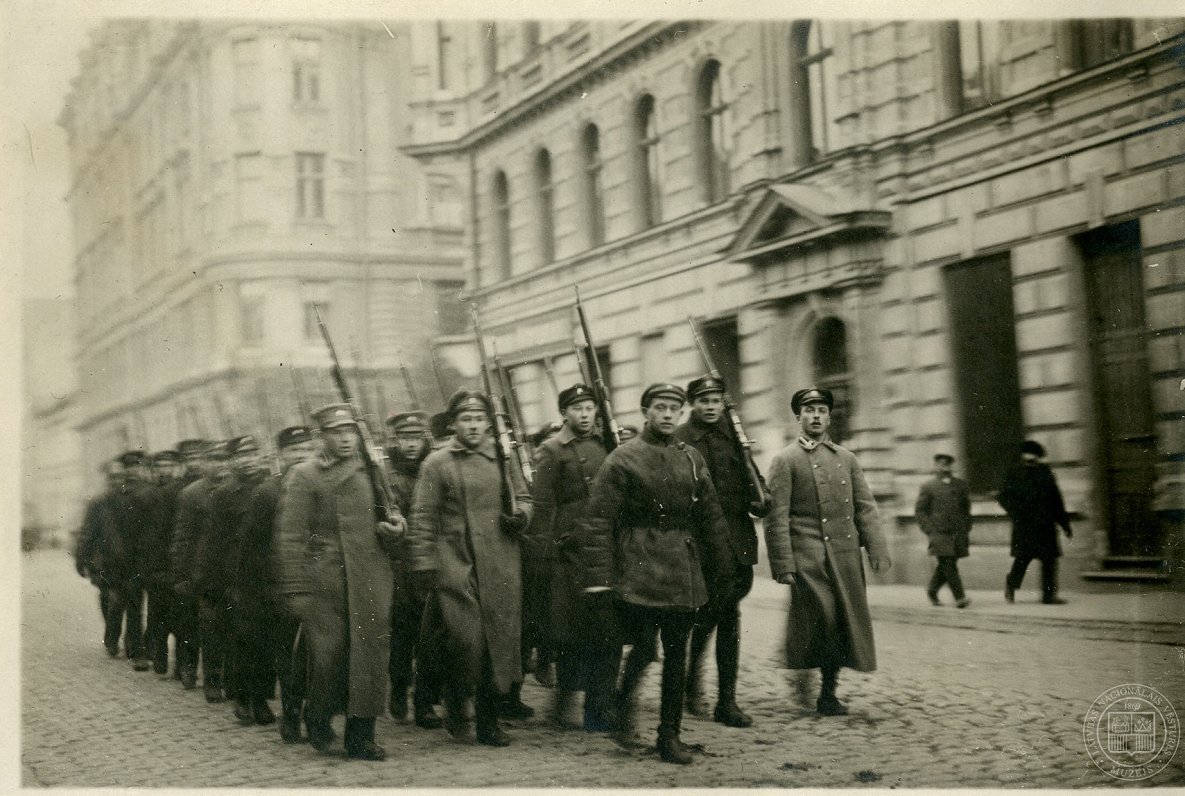 Latvijas armijas Bruņotā diviziona karavīri Dzirnavu un Nikolaja (tagad Valdemāra) ielas krustojumā...