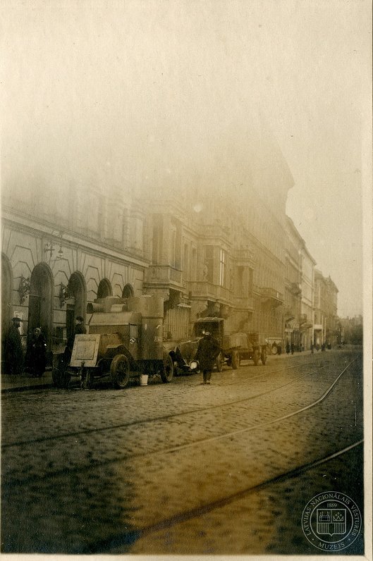 Latvijas armijas bruņotie automobiļi Teātra (tagad Aspazijas) bulvārī pie “Romas” viesnīcas. 1919. g...