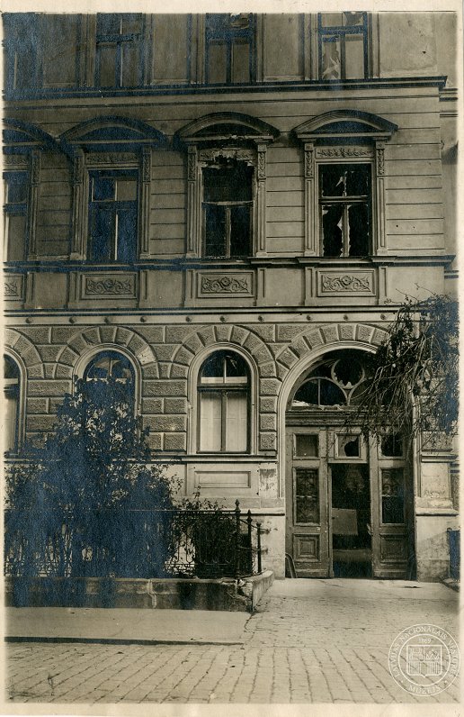 Bermonta armijas šāviņu izdarītie postījumi namam Troņmantnieka (tagad Raiņa) bulvārī 6. 1919. gada...