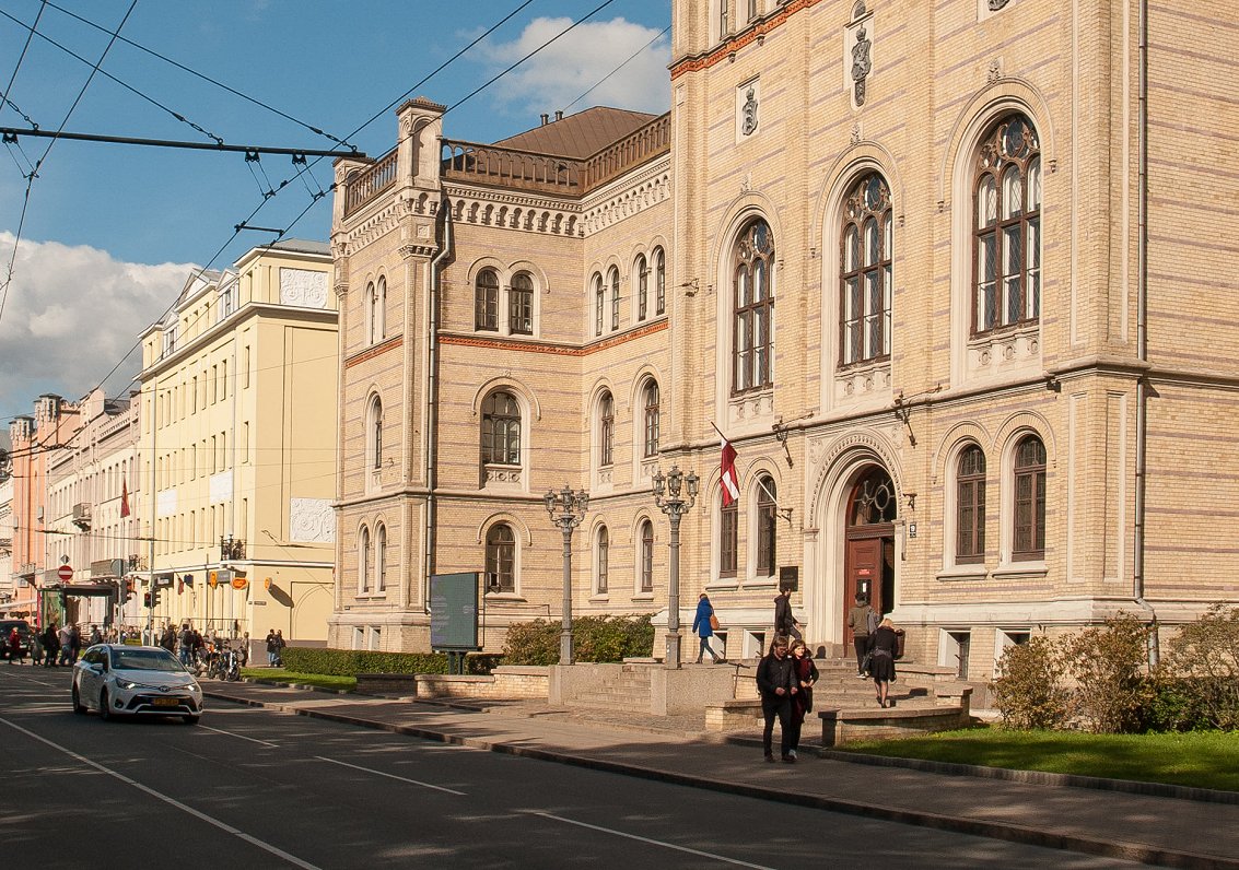 Latvijas Universitātes centrālās ēkas ieeja. 2019. gada oktobris.