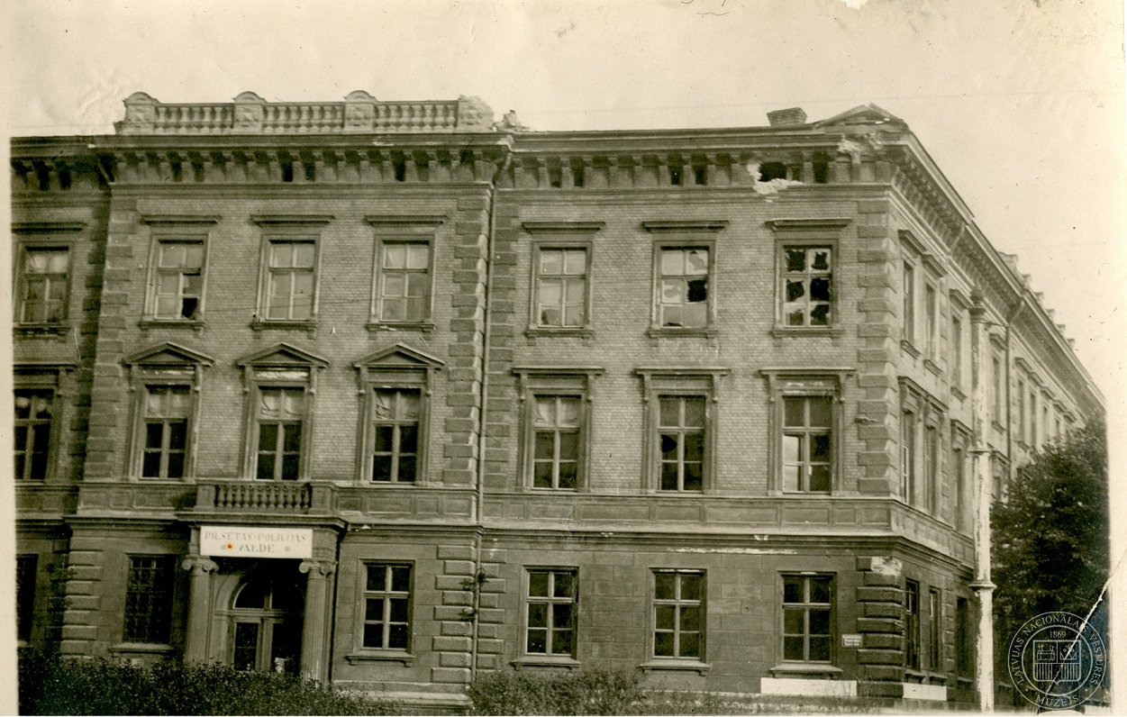 Bermonta artilērijas radītie postījumi Rīgas pilsētas policijas valdes ēkai. 1919. gada 30. oktobris...