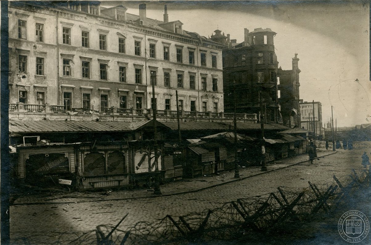 Ierakumi, postītie nami un tirgus būdiņas Daugavmalā pie Mārstaļu ielas. 1919. gada novembris.