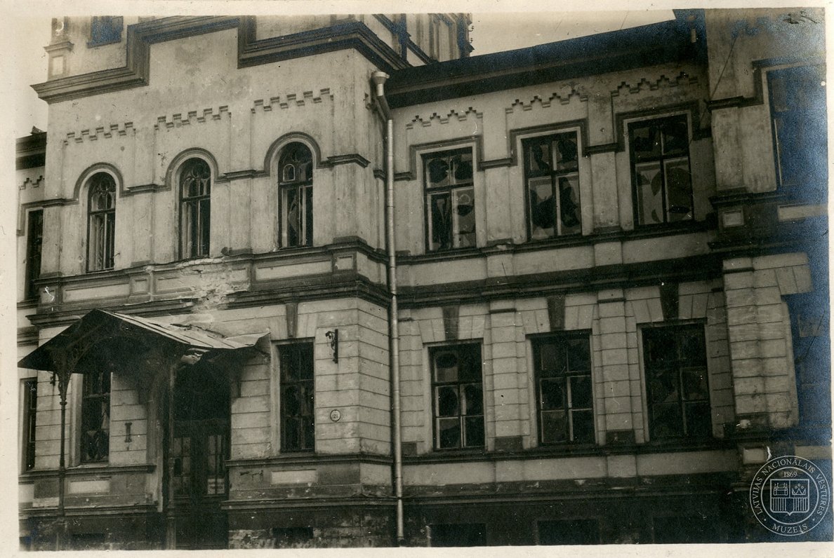 Sašautā muitas ēkas fasāde Daugavmalā. 1919. gada oktobris–novembris.