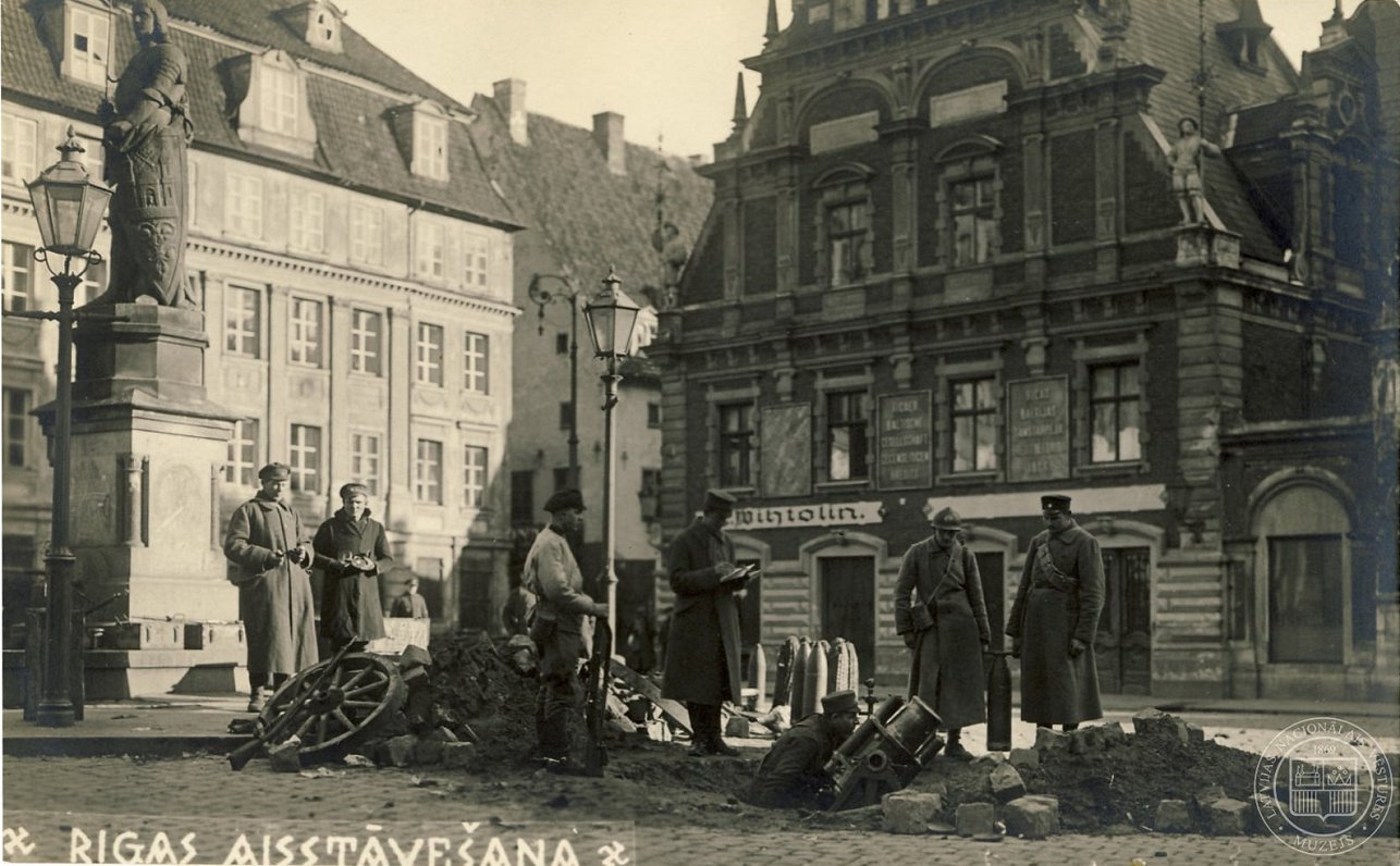 Latvijas armijas artilēristi Rātslaukumā Bermontiādes laikā. 1919. gada oktobris–novembris.