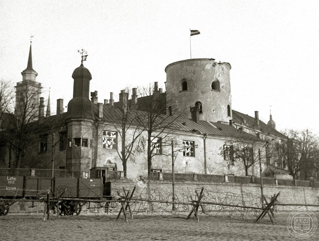 Bermonta armijas uzbrukumos sašautā Rīgas pils. 1919. gada novembris.